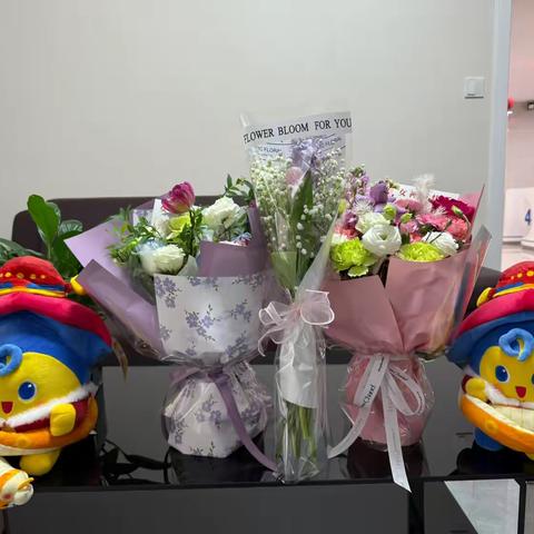 春风十里，不如花漾有你 【五岔路口支行】开展“三八”妇女节送鲜花活动