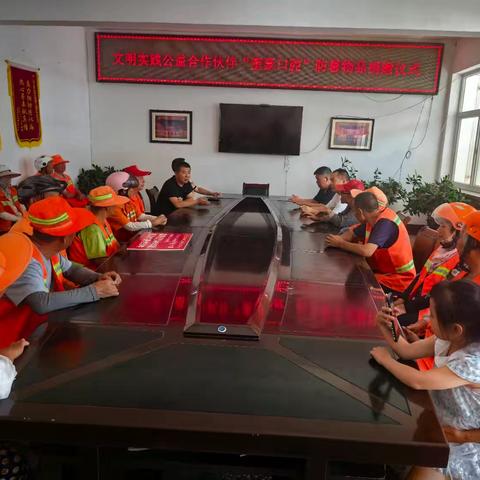 长子县精神文明创建服务中心组织奎豪口腔开展暑期慰问环卫工人活动