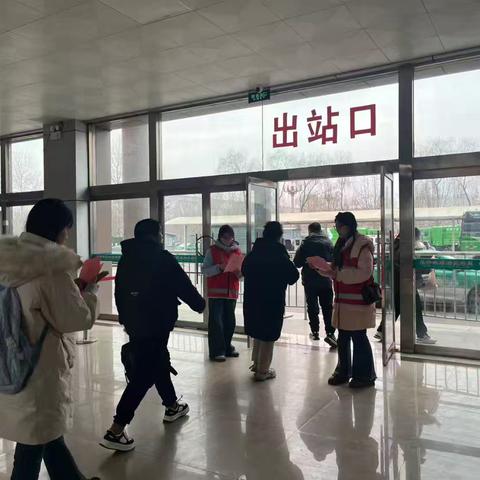 大学生“红马甲”温暖春运返乡路