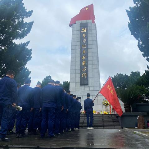 清明祭英烈，传承中国情——万年县森林消防大队组织烈士陵园念忠魂活动