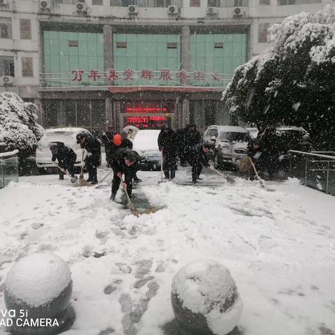 “最美下雪天，最暖扫雪人”万年县森林消防大队开展扫雪除冰工作