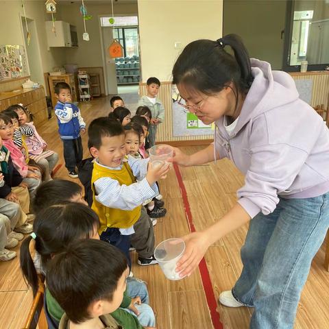 神奇干冰·魔幻体验——更中幼小二班家长助教活动