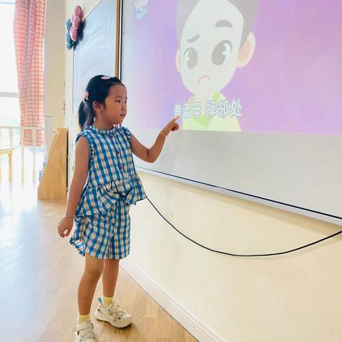 英童幼儿园蜜桃🍑中一班愉快的一天(8月9日)