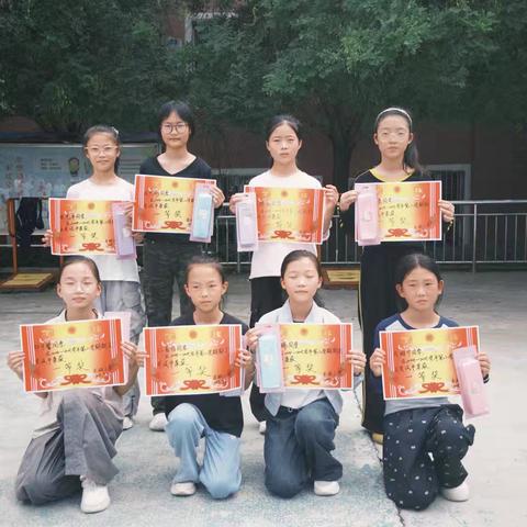 逐光而行，共赴荣光——东湖小学2024-2025下学期期末测评表彰