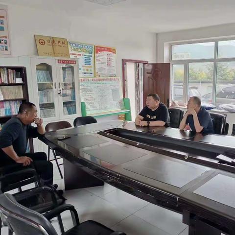 牛雪峰同志到桦甸支行开展“乡村回归”工作调研