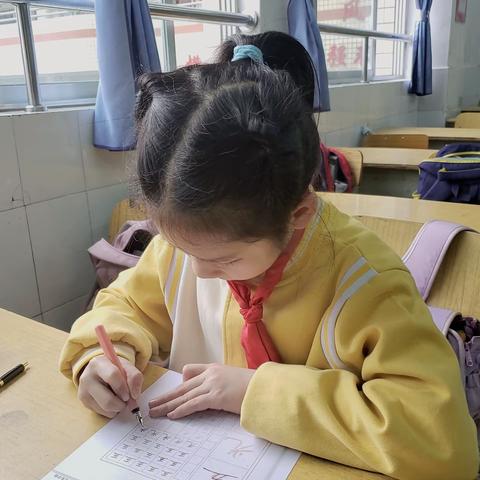 正在努力练习参与书法比赛的孩子们