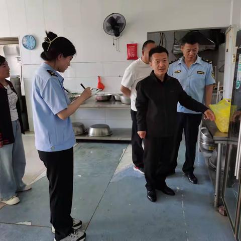 界河镇学区联合镇市场监管所进行食品安全检查