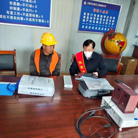 建行员工深入工地现场 为工人提供便捷办卡服务