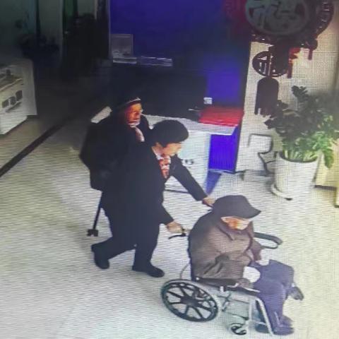 银行温情服务：让行动不便老人感受金融暖意