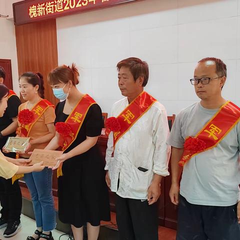 槐新街道为2023年春季入伍新兵颁发光荣牌