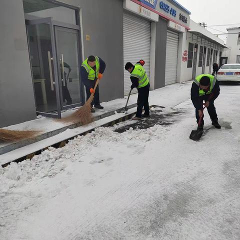 天寒雪飘，情暖油站