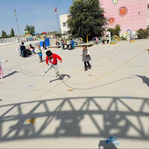 【学习故事】“绳”彩飞扬———库尔勒市哈拉玉宫乡中心幼儿园中二班