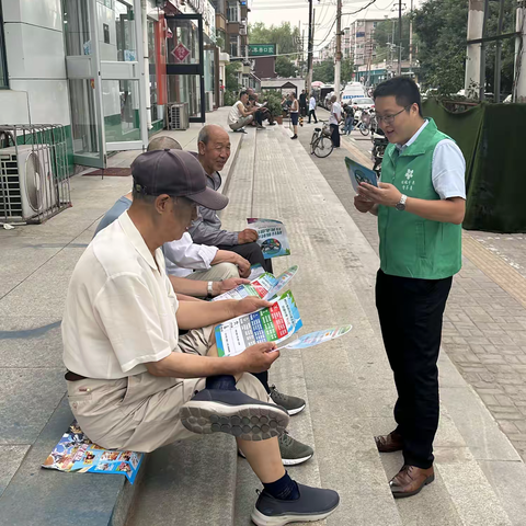 新天泓在尖草坪北一街开展垃圾分类宣传活动。