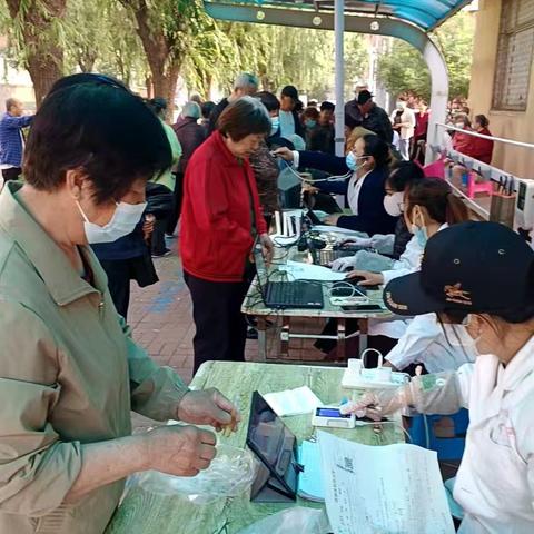 滦河街道晨光南里社区开展“健康服务零距离 惠民义诊暖人心”多元化义诊活动