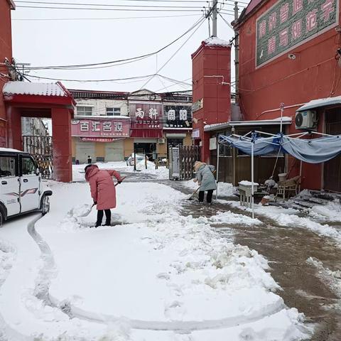 大雪纷飞满校园，老师扫雪暖人心——赵岗镇初级中学教师扫雪纪实