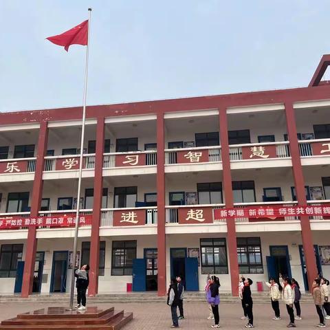 千口街中心小学一年级队员加入少先队仪式