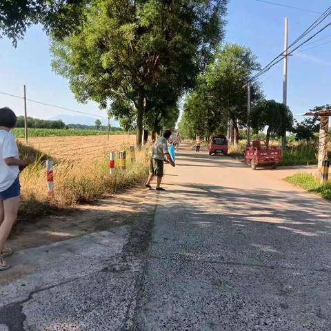 “解放思想谋发展   转变作风办实事”             方里镇开展环境卫生大整治活动