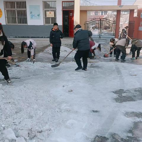 齐心协力把雪铲，温情冬日暖校园——记常平学校冬日铲雪活动