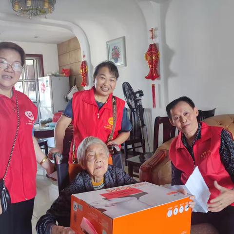 文明劝导队慰问老革命前辈