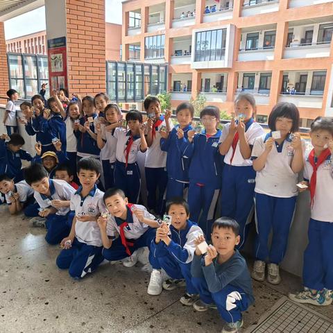 “爱心护学岗，共筑平安路，春生夏长，共育梦想”—x2206班家校共育在行动