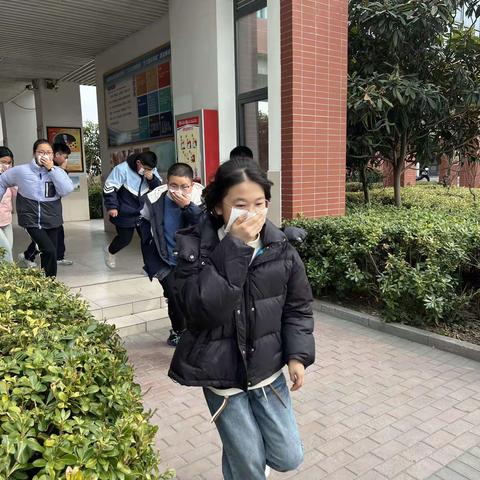 遇灾临危不乱 消防警钟长鸣——金湖吴运铎实验学校防震防火应急疏散演练