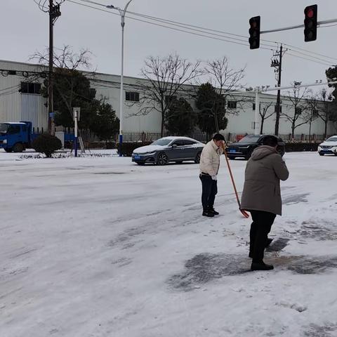 铲雪除冰护平安 齐心协力暖民心 —农发行临泉县支行开展“铲雪除冰”志愿活动