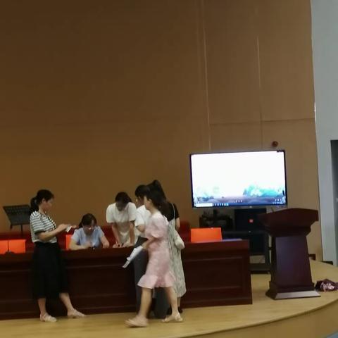 搭建平台，展现风采—英语演讲比赛