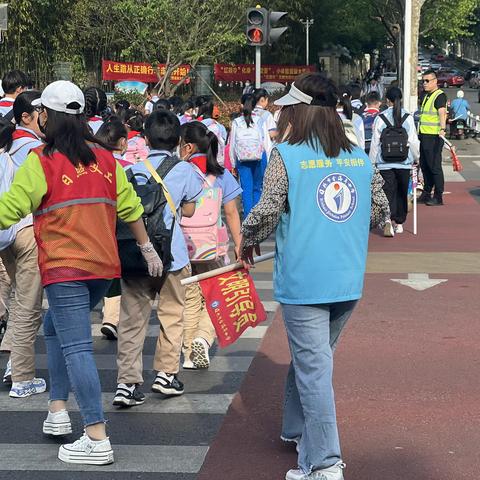 家校携手，让爱同行——金海岸小学二年级四班家长执勤篇