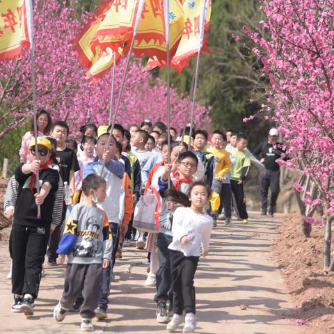 徜徉春风里，细嗅花草香，盐亭云溪小学四·五班踏青春游好嗨哦！!