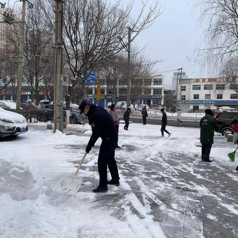 整治市容环境 开展扫雪除冰