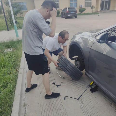 困难之时伸援手，助人为乐风格高