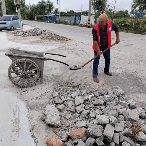 【新时代文明实践 铜山在行动】黄集镇谢庄村清理路口杂物