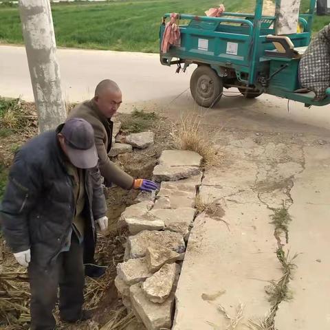 修补破损道路 守护村民安全