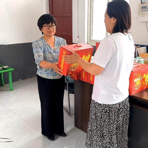 范秋霞校长端午节前慰问三庄王庄小学全体教师， 为村校共建搭建平台