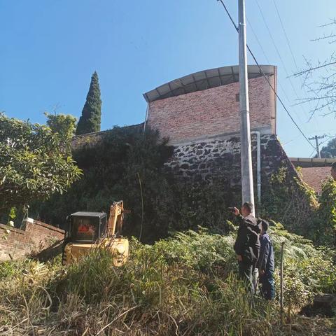 腾冲交通石化分公司对生活区进行杂草清除