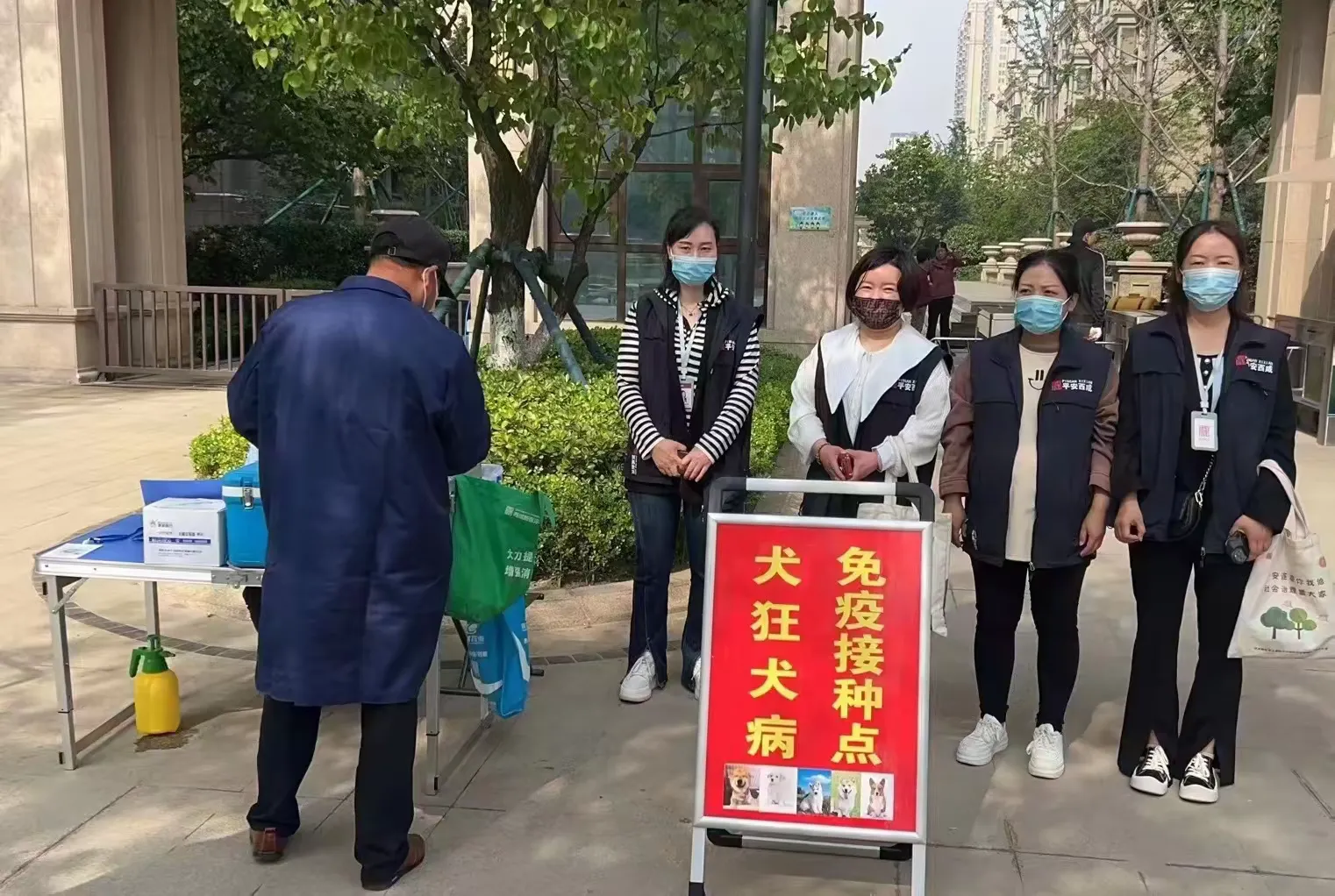 简篇-文明养宠“不掉链”,网格员做群众身边指导员