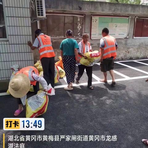 心系最美环卫工，炎炎夏日送清凉