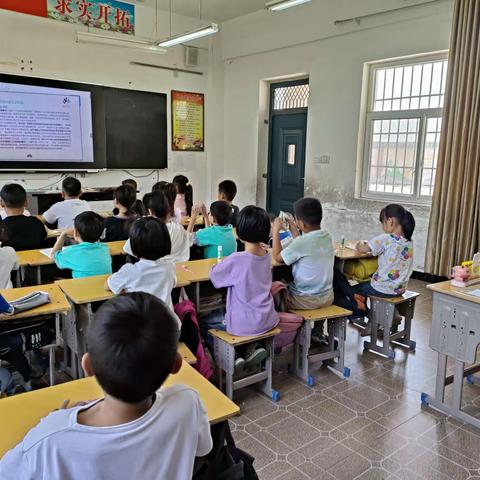 恼里镇小岸小学——观看垃圾分类视频