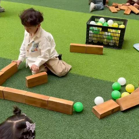 《游泳池》小四班游戏活动案例