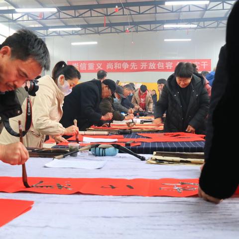 蠡县社区教育学院举行“送万福进万家 喜看新变化”春联下乡活动