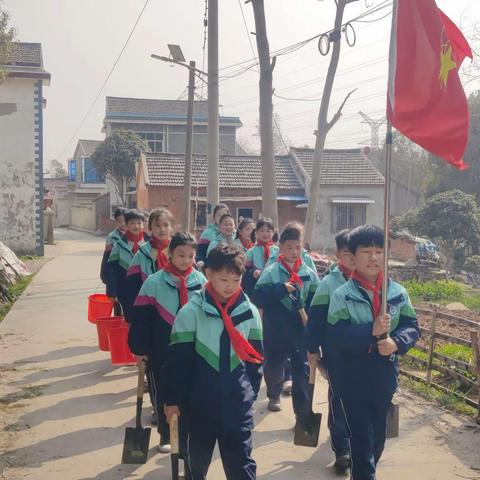 青莲小学开展“童心向党”——“大手拉小手”学雷锋义务植树活动