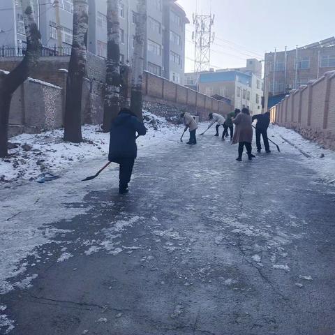 瑞雪纷飞铺锦绣，扫雪除冰暖人心——绛县华晋学校扫雪进行时