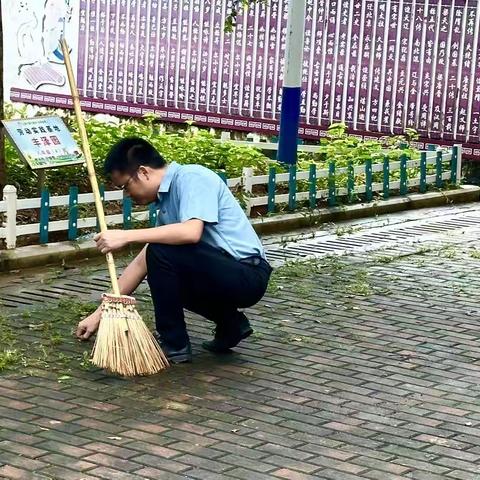 牙叉实验学校迎开学篇：全体教师齐动手打扫校园卫生