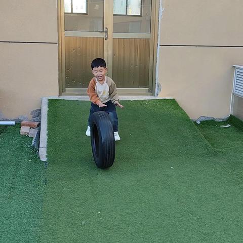 趣玩轮胎——人和街道中心幼儿园第一分园户外自主游戏