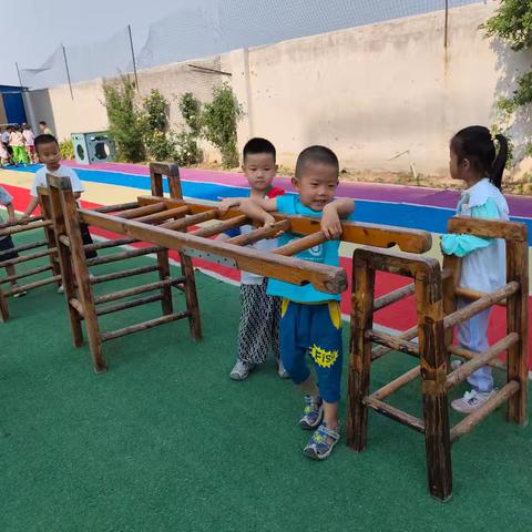 木梯奇遇记——人和街道中心幼儿园第一分园大一班自主游戏观察