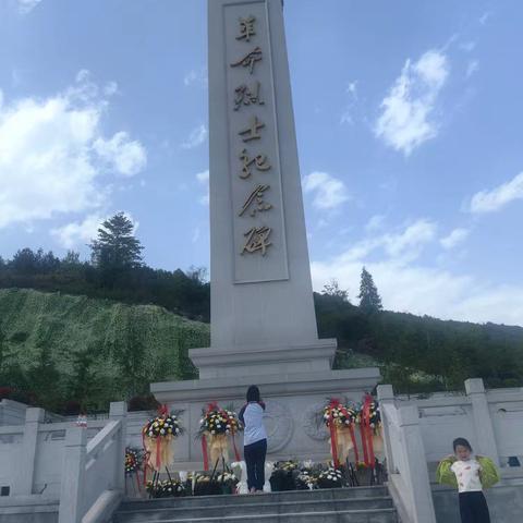 天地英雄气，千秋尚凛然