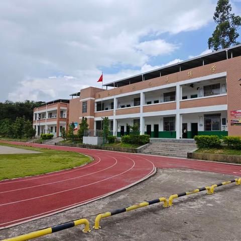 我是校园小园丁，争做校园小主人——平和县三径小学四、六中队劳动实践活动