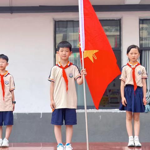 高举队旗跟党走 做新时代好少年——逸夫教育集团2026年“六一”少先队入队仪式