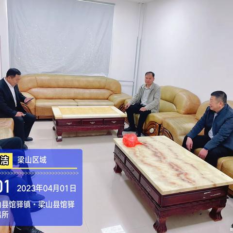 为提高农村环境卫生，馆驿项目部举行环境卫生整治现场观摩活动