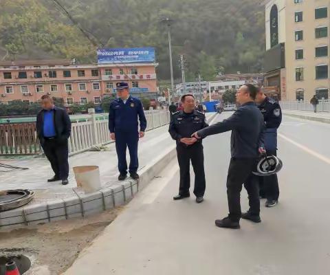 保畅 “生命通道” 宁陕大队联合交警 公安 住建等部门规划城区停车位和消防车通道